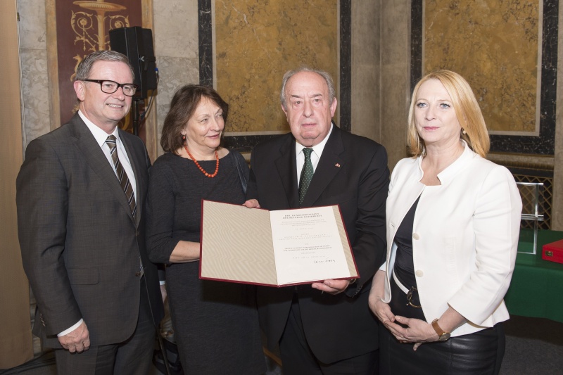 v.li. Zweiter Nationalratspräsident Karlheinz Kopf (V), Frau Neugebauer, Zweiter Nationalratspräsident a.D. Fritz Neugebauer mit Auszeichnung und
Nationalratspräsidentin Doris Bures (S)