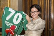 Bundesministerin für Inneres Johanna Mikl-Leitner (V) mit "Rapidt- Leiberl" als Geschenk