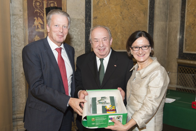 v.li. Vizekanzler und Bundesminister Reinhold Mitterlehner (V), Zweiter Nationalratspräsident a.D. Fritz Neugebauer und Bundesministerin für Inneres Johanna Mikl-Leitner (V) mit Rapid Wien Torte als Geschenk