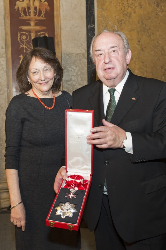 v.re.: Zweiter Nationalratspräsident a.D. Fritz Neugebauer mit dem Grossen Silbernen Ehrenzeichen und Gattin