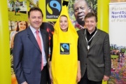 v.re.: Vorstandsvorsitzender Fairtrade Österreich Helmut Schüller,  Fairtrade Makottchen und Nationalratsabgeordneter Nikolaus Berlakovich (V)