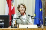Bundesratspräsidentin Sonja Zwazl (V) am Präsidium