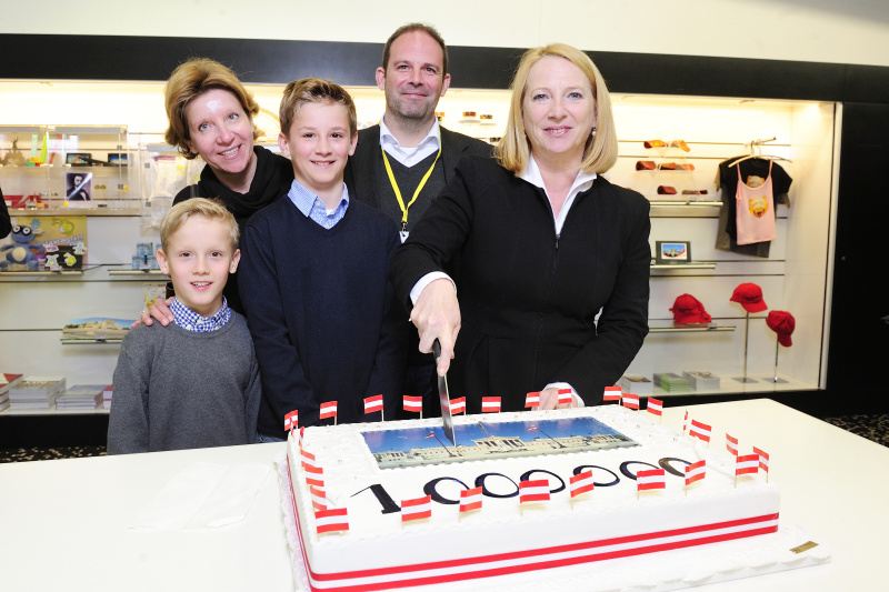 v.re.: Nationalratspräsidentin Doris Bures (S) und Familie Högn