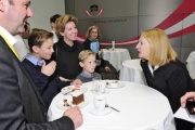 v.re.: Nationalratspräsidentin Doris Bures (S) und Familie Högn aus Perchtoldsdorf im Gespräch