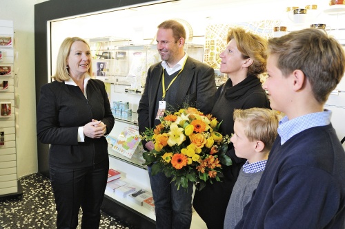 v.li.: Nationalratspräsidentin Doris Bures (S) und Familie Högn aus Perchtoldsdorf im Gespräch
