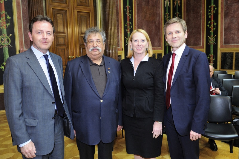 v.li.: Minster a.D. Nikolaus Berlakovich, Obmann Kulturverein Österreichischer Roma Rudolf Sarközi, Nationalratspräsidentin Doris Bures (S) und Kulturminister Josef Ostermayer (S)