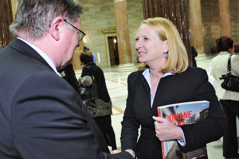 Nationalratspräsidentin Doris Bures (S) im Gespräch mit einem Veranstaltungsteilnehmer