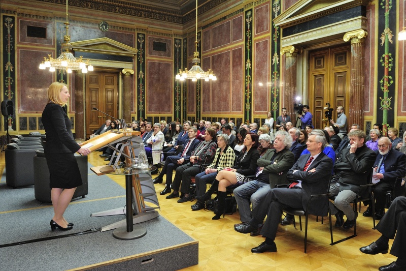 Blick Richtung VeranstaltungsteilnehmerInnen mit Nationalratspräsidentin Doris Bures (S) am Rednerpult