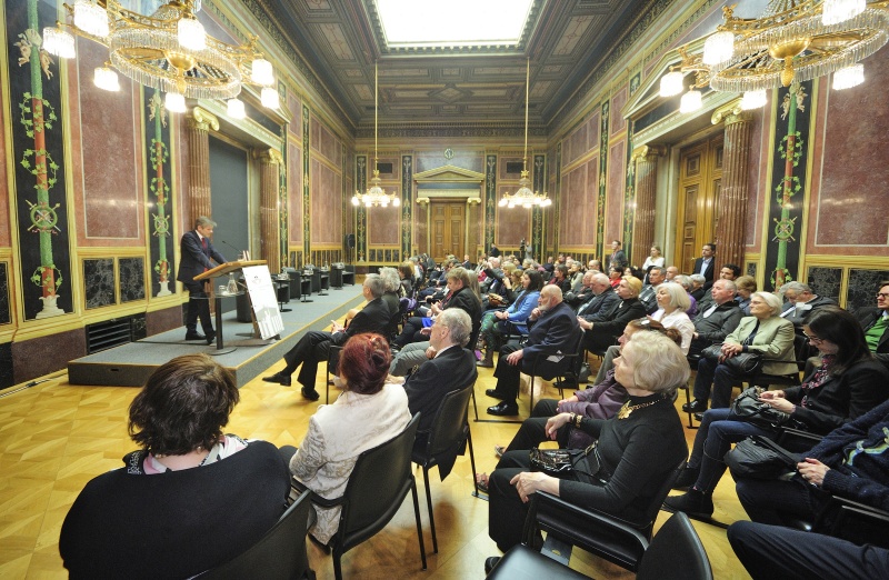 Blick Richtung VeranstaltungsteilnehmerInnen mit Kulturminister Josef Ostermayer (S) am Rednerpult