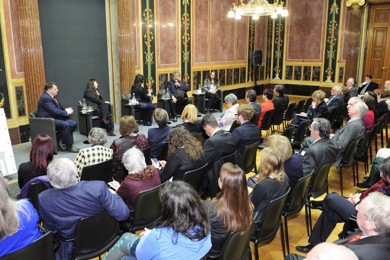 Podium v.li.: Leiter DÖW Gerhard Baumgartner, GF Romano Centro Andrea Härle, Moderatorin Gilda Horvath, Obmann Kulturverein Österreichischer Roma Rudolf Sarközi und Roma-Aktivistin Irina Spataru. Blick Richtung VeranstaltungsteilnehmerInnen