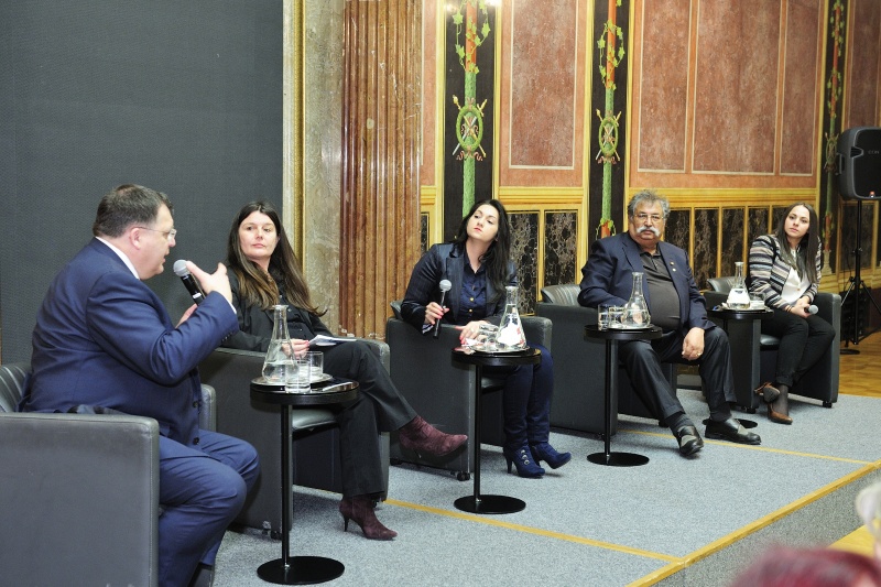 Podium v.li.: Leiter DÖW Gerhard Baumgartner, GF Romano Centro Andrea Härle, Moderatorin Gilda Horvath, Obmann Kulturverein Österreichischer Roma Rudolf Sarközi und Roma-Aktivistin Irina Spataru
