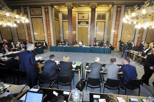 Sitzungssaal vor Beginn des Ausschusses