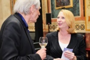 v.re.:  Nationalratspräsidentin Doris Bures (S) im Gespräch mit Künstler Walter Vopava