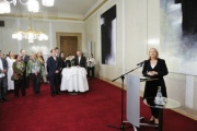 Nationalratspräsidentin Doris Bures (S) bei der Eröffnung der Vernissage. Blick Richtung VeranstaltungsteilnehmerInnen
