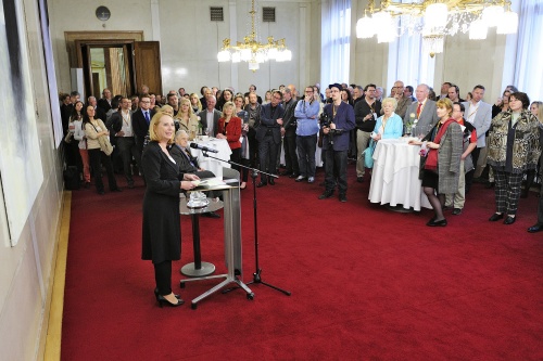 Nationalratspräsidentin Doris Bures (S) bei der Eröffnung der Vernissage. Blick Richting VeranstaltungsteilenhmerInnen