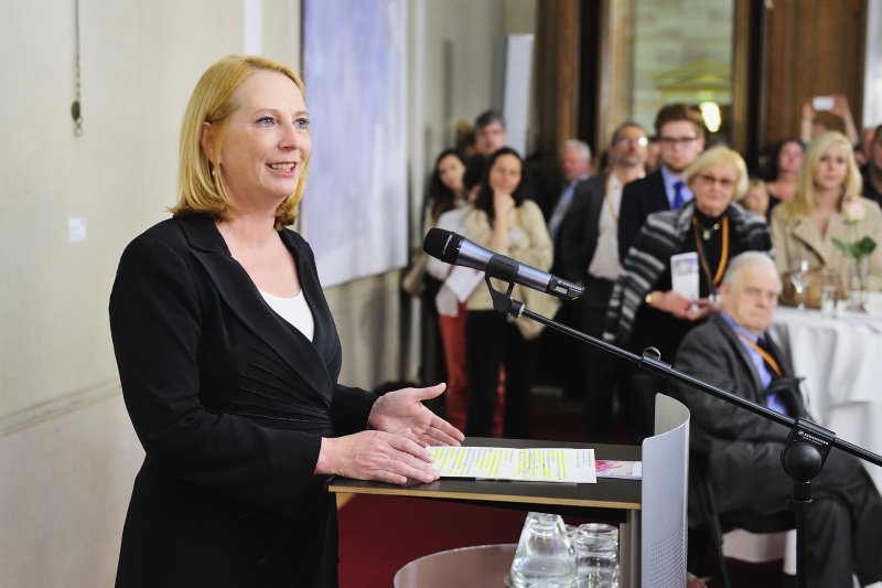 Nationalratspräsidentin Doris Bures (S) bei der Eröffnung der Vernissage. Blick Richtung VeranstaltungsteilenhmerInnen