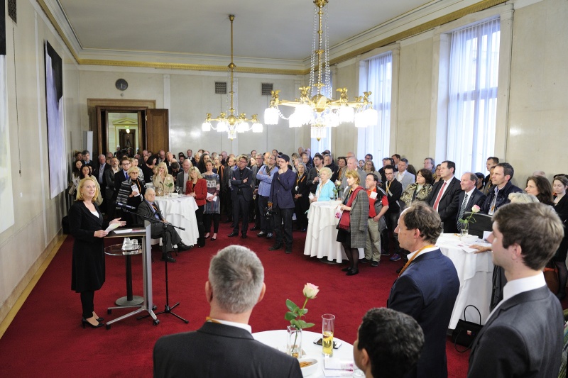 Nationalratspräsidentin Doris Bures (S) bei der Eröffnung der Vernissage. Blick Richting VeranstaltungsteilenhmerInnen