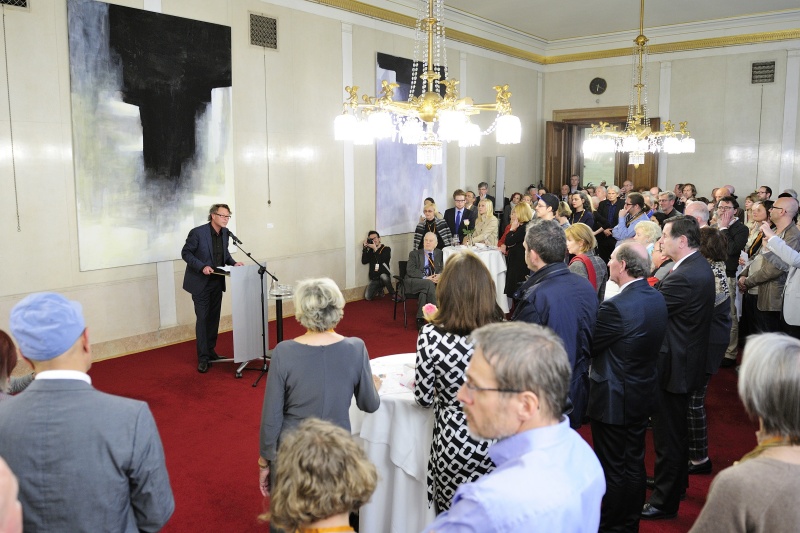 Kurator der Ausstellung Hans-Peter Wipplinger am Wort. Blick Richtung VeranstaltungsteilnehmerInnen