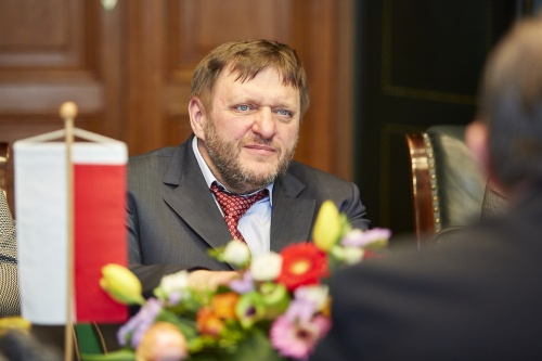 Der Vorsitzende der Parlamentarischen Freundschaftsgruppe Polen Sławomir Jan Piechota