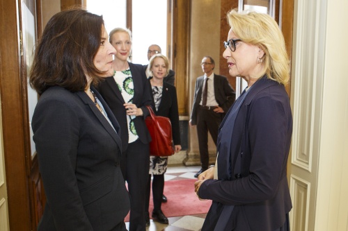 v.re.: Nationalratsabgeordnete Jessi Lintl (T) begrüßt die Vorsitzende der schwedischen Delegation Karin Enström