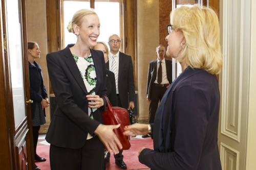 v.re.: Nationalratsabgeordnete Jessi Lintl (T) begrüßt das schwedische Delegationsmitglied Sofia Arkelsten