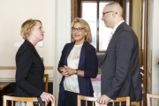 Nationalratsabgeordnete Jessi Lintl (Mitte) (T) im Gespräch mit den schwedischen DelegationsteilnehmerInnen Maria Andersson Willner (li.) und Serkan Köe (re.)