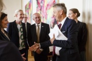 Klubobmann Reinhold Lopatka (V) (re) begrüßt die schwedischen Delegationsmitglieder