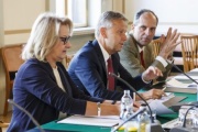 Österreichische Delegation v.li.: Nationalratsabgeordnete Jessi Lintl (T), Klubobmann Reinhold Lopatka (V) und Nationalratsabgeordneter Johannes Huebner (F) während der Aussprache