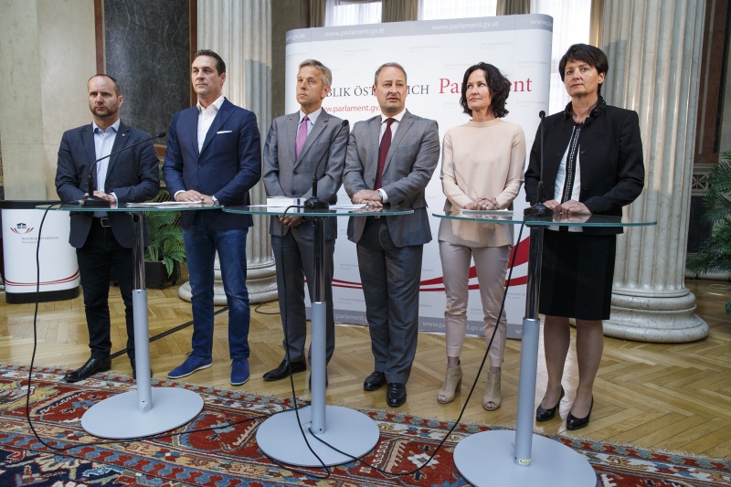v.li.: Klubobmann Matthias Strolz (N), Klubobmann Heinz-Christian Strache (F), Klubobmann Reinhold Lopatka (V), Klubobmann Andreas Schieder (S) am Wort, Klubobfrau Eva Glawischnig-Piesczek (G) und Klubobfrau Waltraud Dietrich (T)