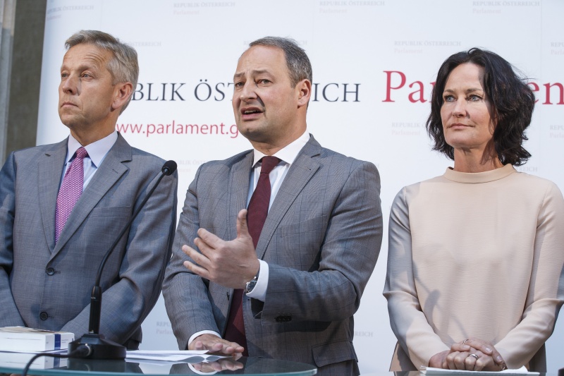 v.li.: Klubobmann Reinhold Lopatka (V), Klubobmann Andreas Schieder (S) am Wort und Klubobfrau Eva Glawischnig-Piesczek (G)