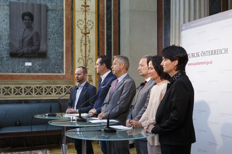 v.li.: Klubobmann Matthias Strolz (N), Klubobmann Heinz-Christian Strache (F), Klubobmann Reinhold Lopatka (V) am Wort, Klubobmann Andreas Schieder (S), Klubobfrau Eva Glawischnig-Piesczek (G) und Klubobfrau Waltraud Dietrich (T)