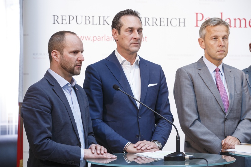 v.li.: Klubobmann Matthias Strolz (N) am Wort, Klubobmann Heinz-Christian Strache (F) und  Klubobmann Reinhold Lopatka (V)