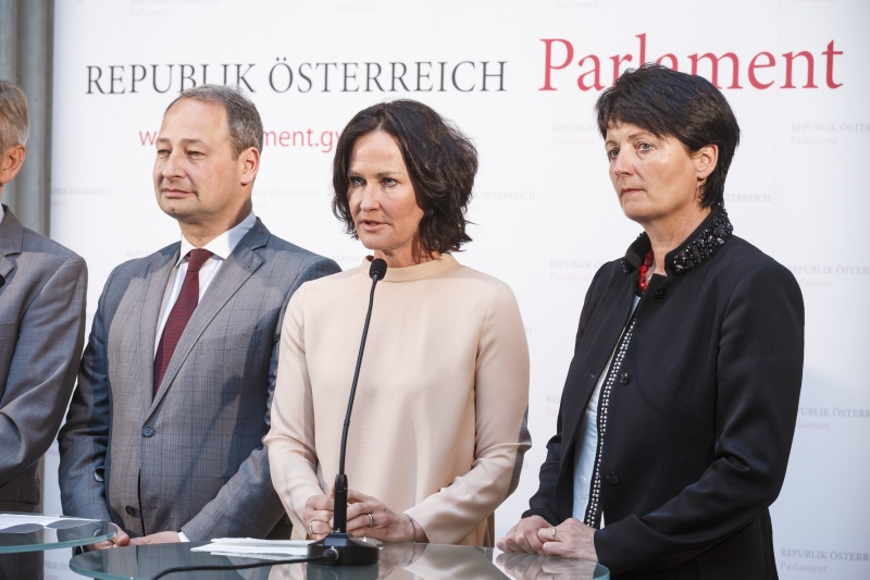 v.li.: Klubobmann Andreas Schieder (S), Klubobfrau Eva Glawischnig-Piesczek (G) am Wort und Klubobfrau Waltraud Dietrich (T)