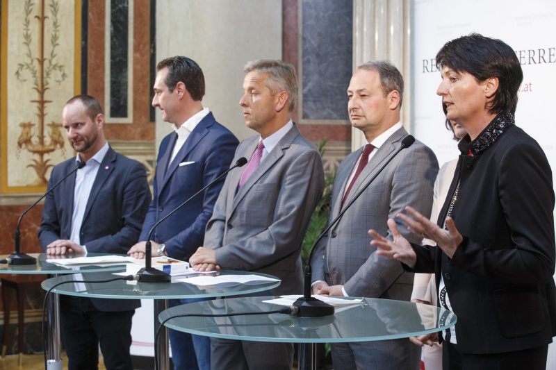 v.li.: Klubobmann Matthias Strolz (N), Klubobmann Heinz-Christian Strache (F), Klubobmann Reinhold Lopatka (V), Klubobmann Andreas Schieder (S), Klubobfrau Eva Glawischnig-Piesczek (G) und Klubobfrau Waltraud Dietrich (T) am Wort