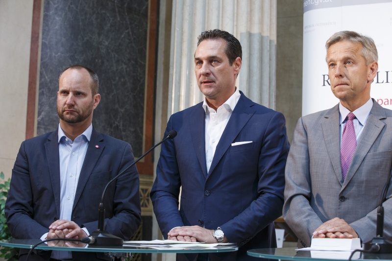 v.li.: Klubobmann Matthias Strolz (N), Klubobmann Heinz-Christian Strache (F) am Wort und Klubobmann Reinhold Lopatka (V)