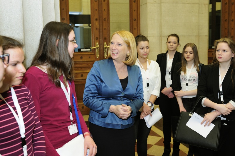 Nationalratspräsidentin Bures begrüßt Mädchen am Girls Day im Parlament