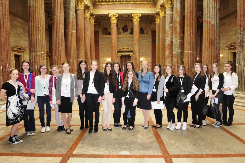 Gruppenfoto mit Nationalratspräsidentin Doris Bures 