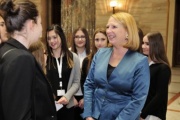 Nationalratspräsidentin Bures begrüßt Mädchen am Girls Day im Parlament