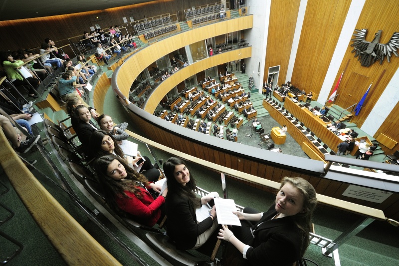 Junge Frauen während der Nationalratssitzung am Girls Day