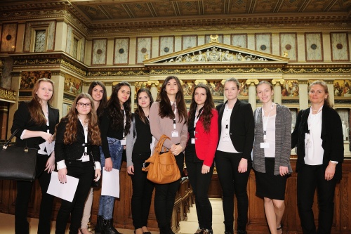 Junge Frauen lernen am Girls Day das Parlament von Innen kennen