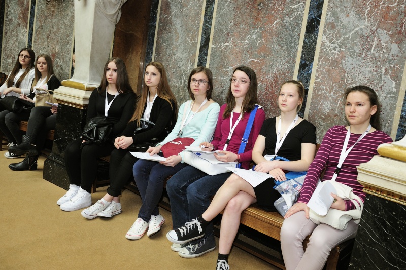 Junge Frauen lernen am Girls Day das Parlament von Innen kennen