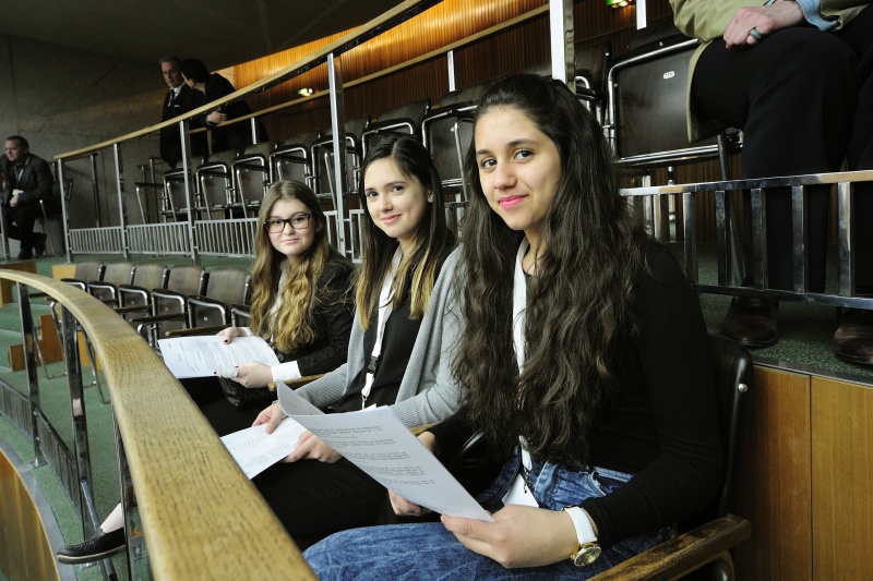 Junge Frauen während der Nationalratssitzung am Girls Day
