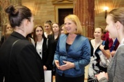 Nationalratspräsidentin Bures begrüßt Mädchen am Girls Day im Parlament