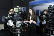 Mädchen im ORF Stadtstudio an der Kamera