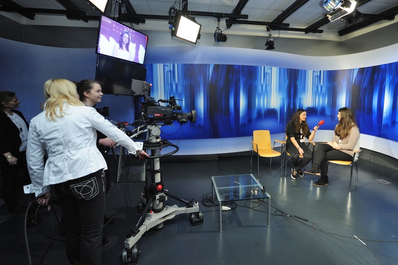 Mädchen im ORF Stadtstudio an der Kamera