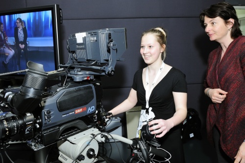 Mädchen im ORF Stadtstudio an der Kamera