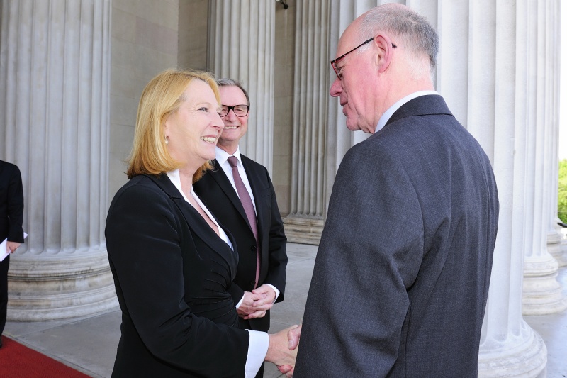 v.li.: Nationalratspräsidentin Doris Bures (S) und der Zweite Nationalratspräsident Karlheinz Kopf (V) begrüßen den Präsidenten des Deutschen Bundestages Norbert Lammert