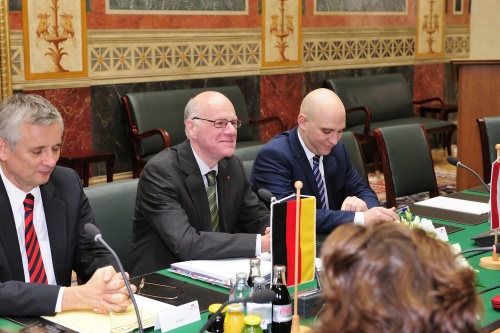 v.li.: Botschafter Detlev Rünger, Präsident des Deutschen Bundestages Norbert Lammert und Michael Rimmel während der Aussprache
