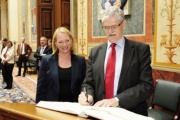 v.li.: Nationalratspräsidentin Doris Bures (S) und der Präsident des  dänische Parlamentspräsident Mogens Lykketoft beim Eintrag in das Gästebuch