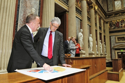 v.re.: Der dänische Parlamentspräsident Mogens Lykketoft mit einem Parlamentsbediensteten bei einer kurzen Führung durch das Parlamentsgebäude